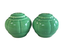 Load image into Gallery viewer, VINTAGE 1930S 1940S HOMER LAUGHLIN RIVIERA TANGO GREEN  SALT &amp;  PEPPER SHAKER
